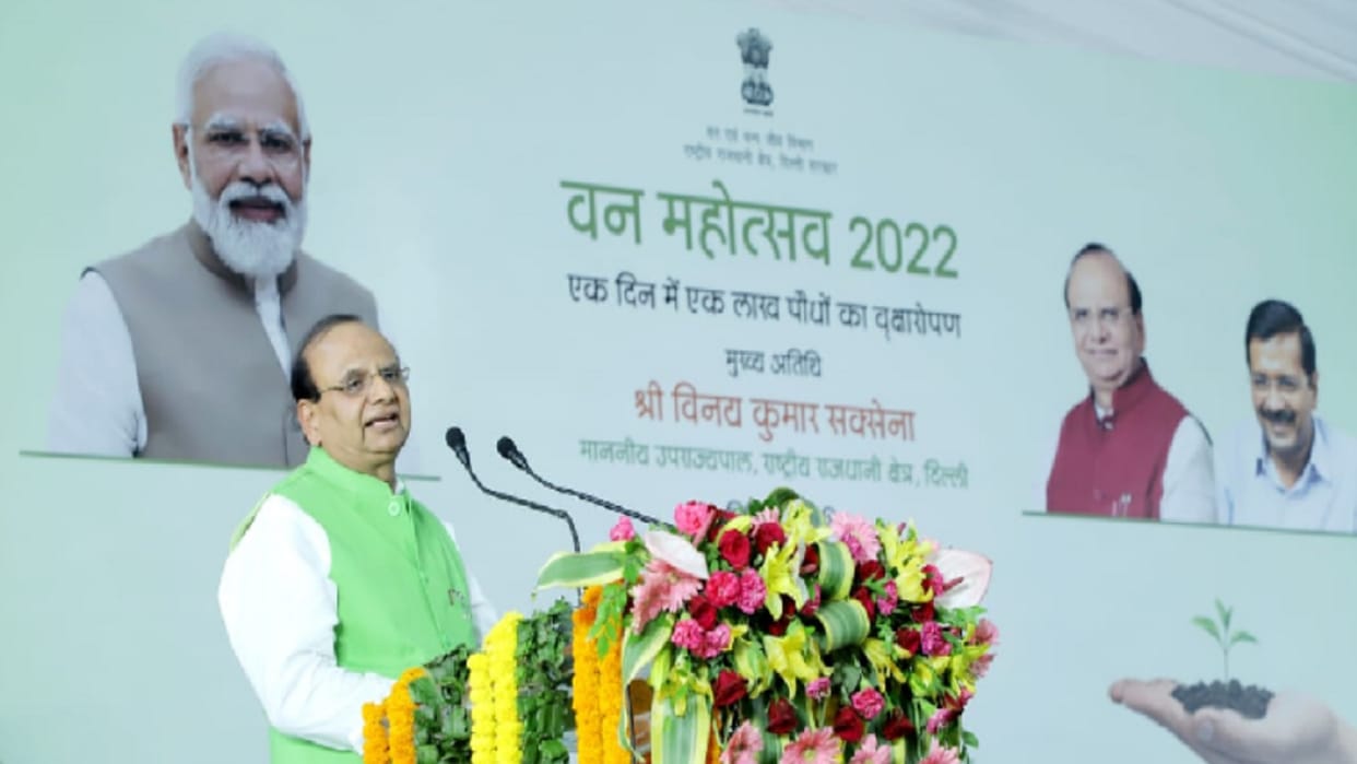 Politics in Van Mahotsav too, PM's photo on banner, Kejriwal did not reach