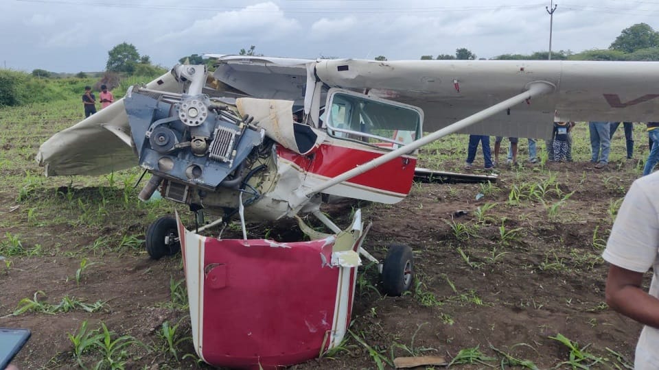 A trainee aircraft crashed in a farm in Kadbanwadi village of Indapur taluka in Pune district today