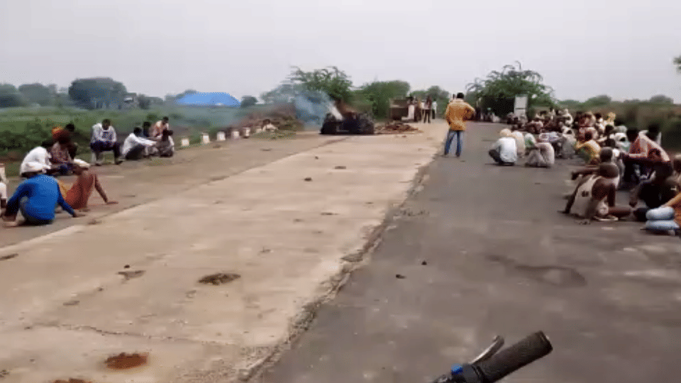 People perform last rites on road in Bhind diistrict