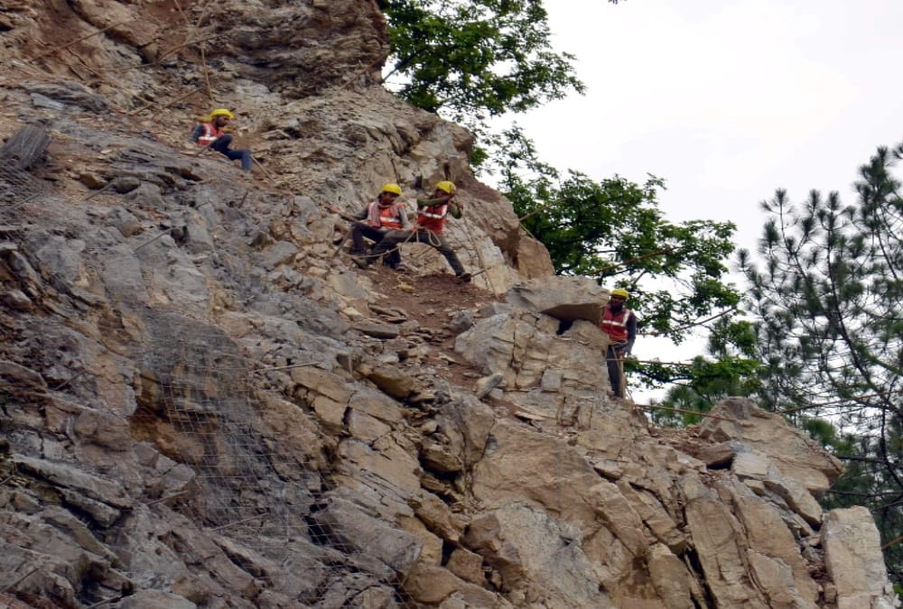 Landslide in Uttarakhand: Gangotri Highway remained closed for five hours due to Boulder