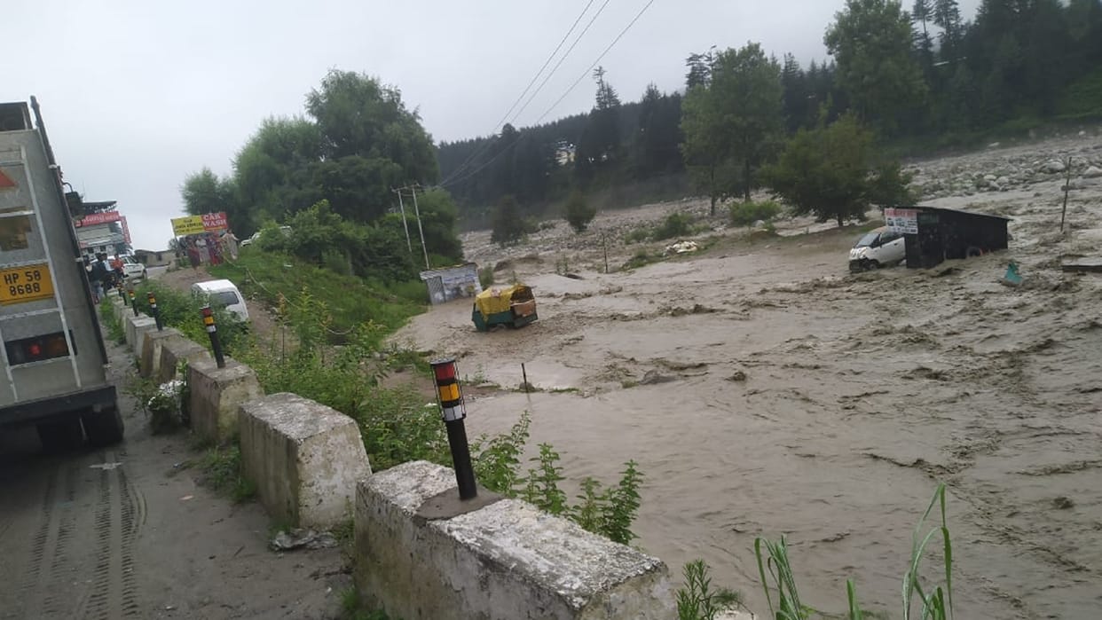 Cloudburst in Seri Nala in Manali of Himachal Pradesh water level increased of Beas river