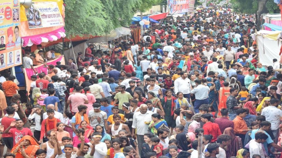 Muslims welcomed devotees by showering flowers in agra on sawan somwar