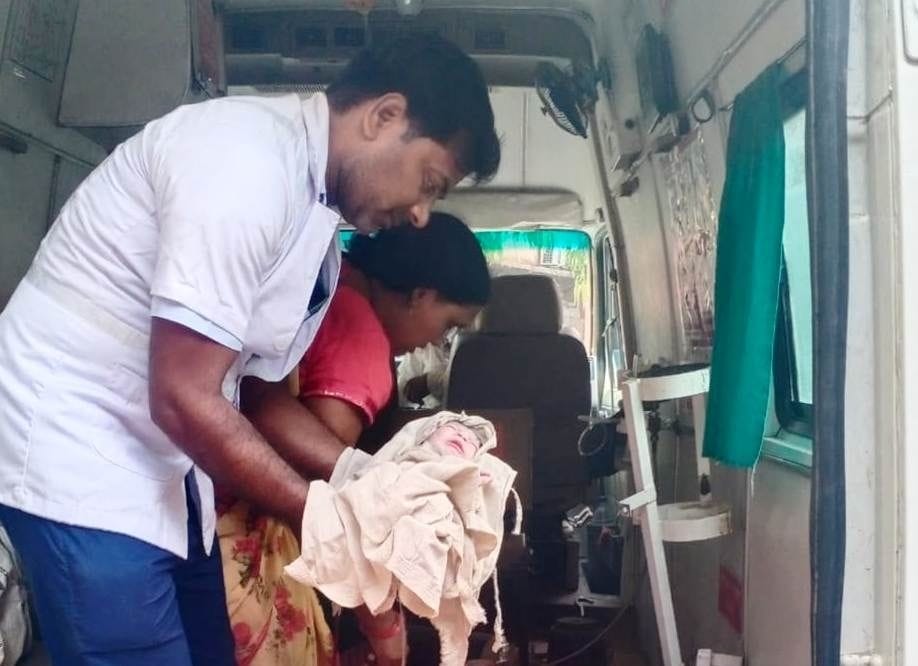 pregnant gave birth to a baby in an ambulance in sant kabir nagar
