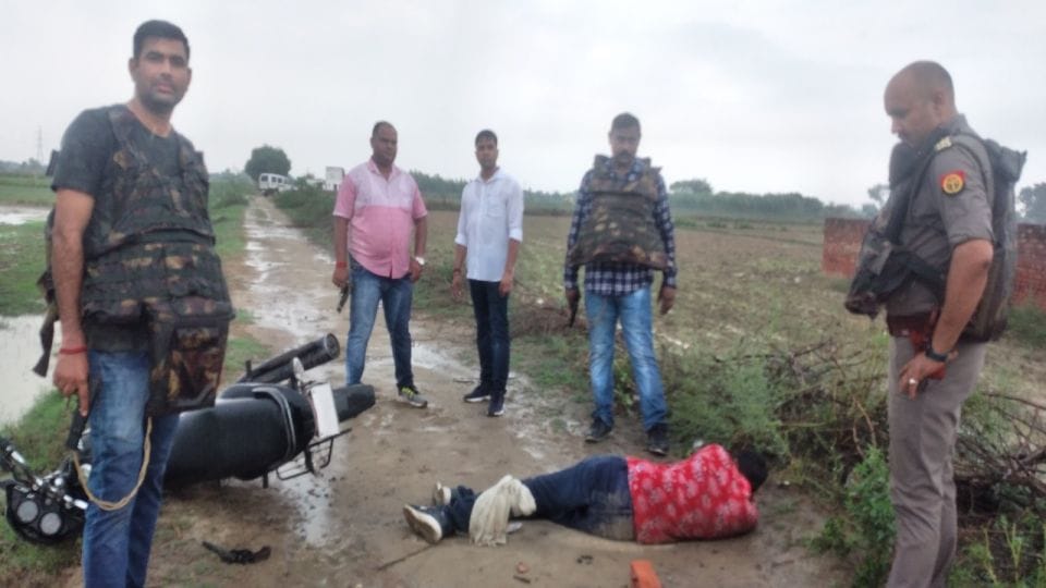 Attack on the police team went to catch killers of the customer service center operator in Mainpuri