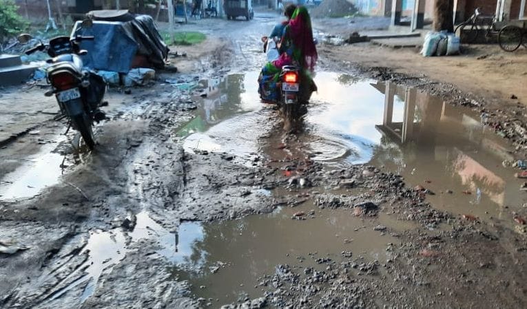 Hardoi, Disaster for passers-by made potholes on Nevada-Bhatpur road