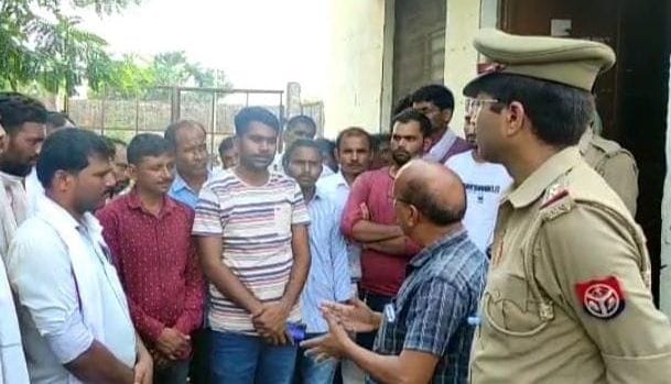 Hardoi, Villagers surrounded power house due to electricity problem