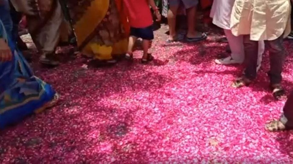 Muslims welcomed devotees by showering flowers in agra on sawan somwar