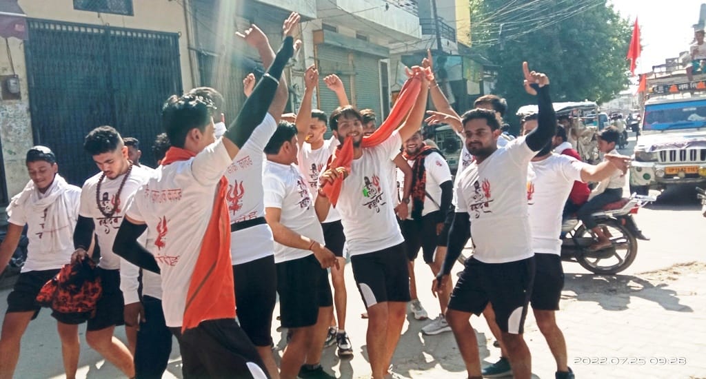 Dak kanwariyas running fast to reach their pagodas