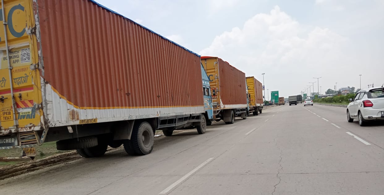 kanpur dehat : Illegal parking along Kanpur-Etawa and Jhansi highways risk of accidents