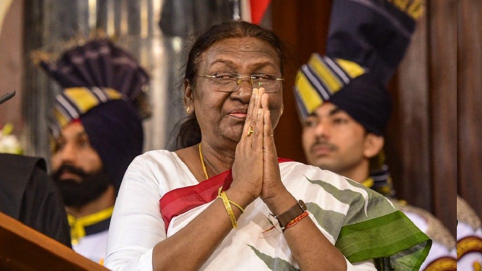 शपथ ग्रहण के दौरान राष्ट्रपति द्रौपदी मुर्मू।