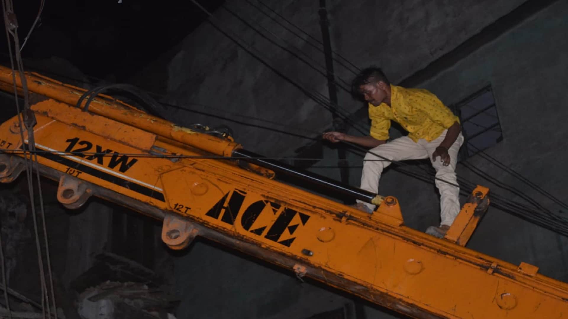 kanpur building collapse Part of dilapidated building collapsed, Divyang was buried in rubble for three hours