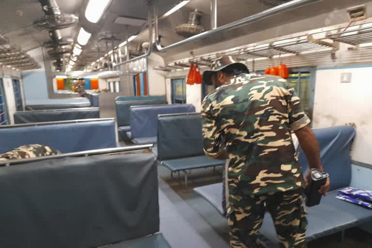 Kanwar yatra 2022 Bomb alert in Kanwar special train one kanwariya arrested