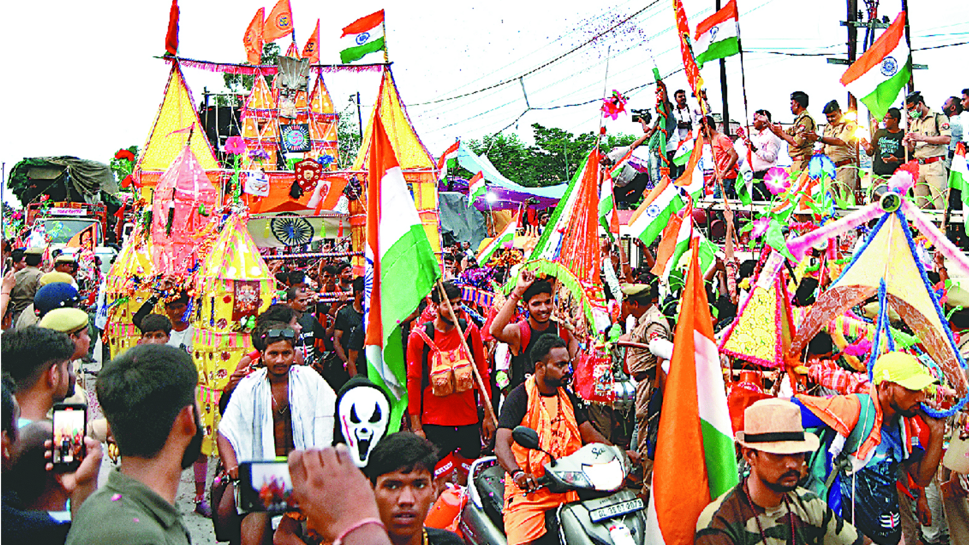 Kanwardies are moving towards shiv mandir chanting Bam-Bam Bhole