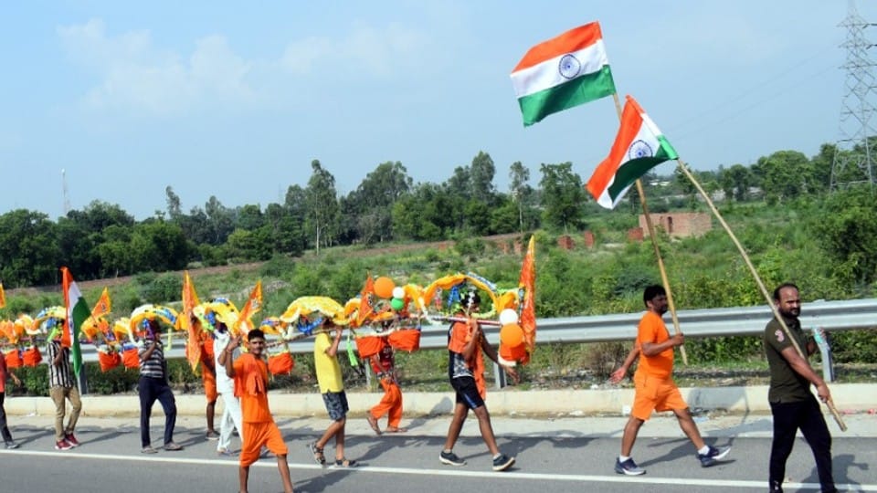 101 feet long kanwar tiranga yatra held in Kasganj on sawan
