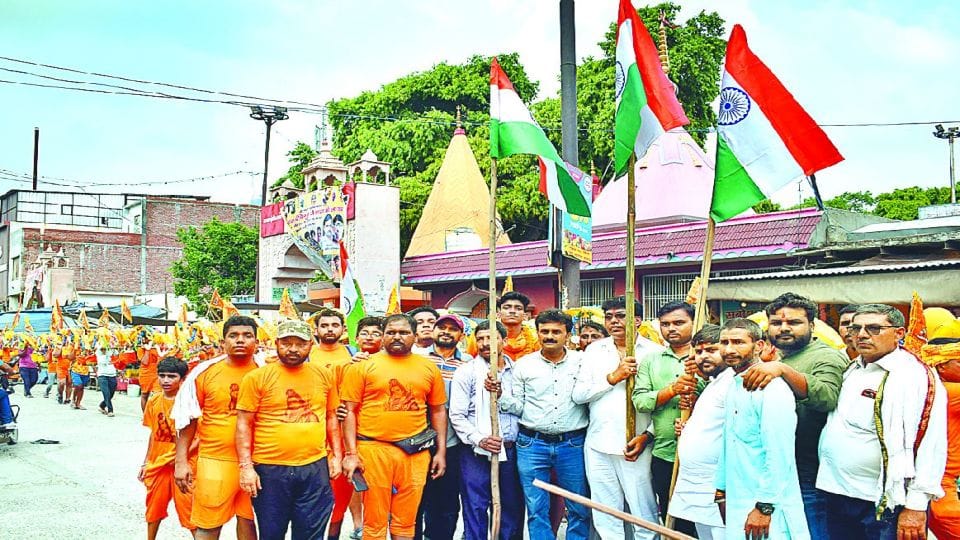 101 feet long kanwar tiranga yatra held in Kasganj on sawan