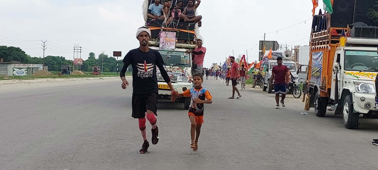 In the blink of an eye, the dak kanwar kept coming out, the chants of Bhole Shankar kept resonating.