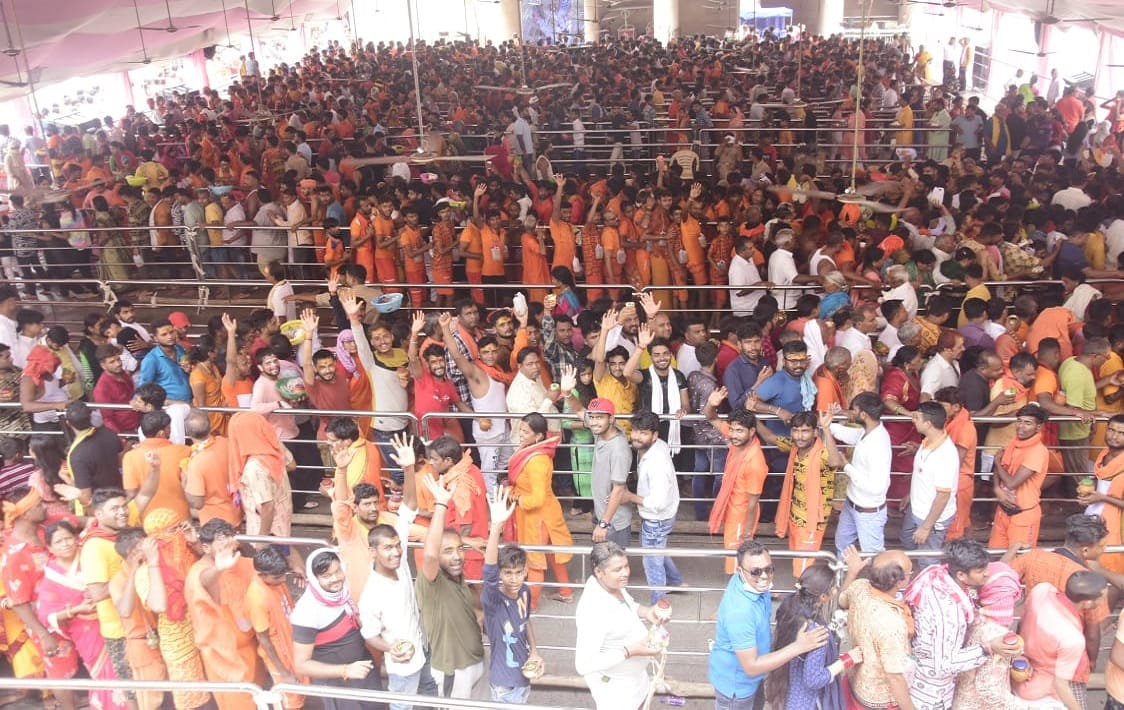 Sawan second monday kashi vishwanath dham kanwar yatra see photos