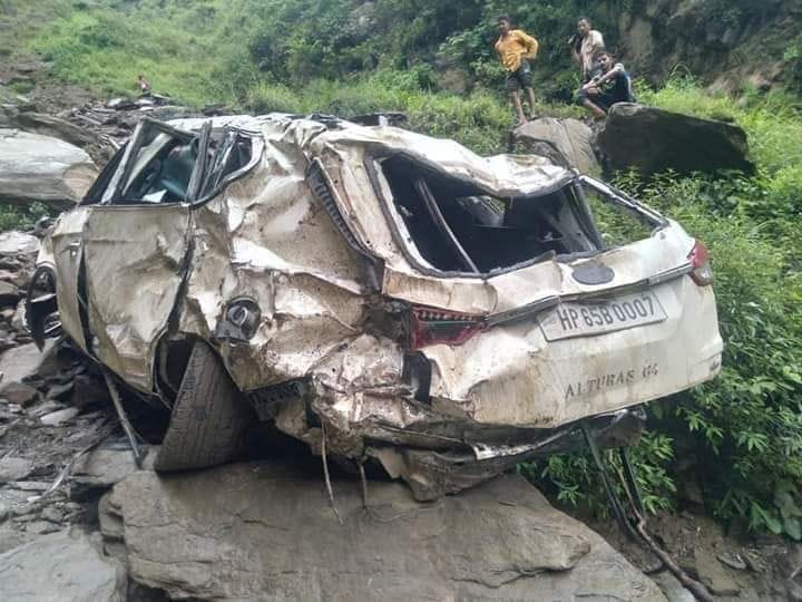 Mandi news, himachal news, car accident. driver safe mandi seraj kashimalidhar