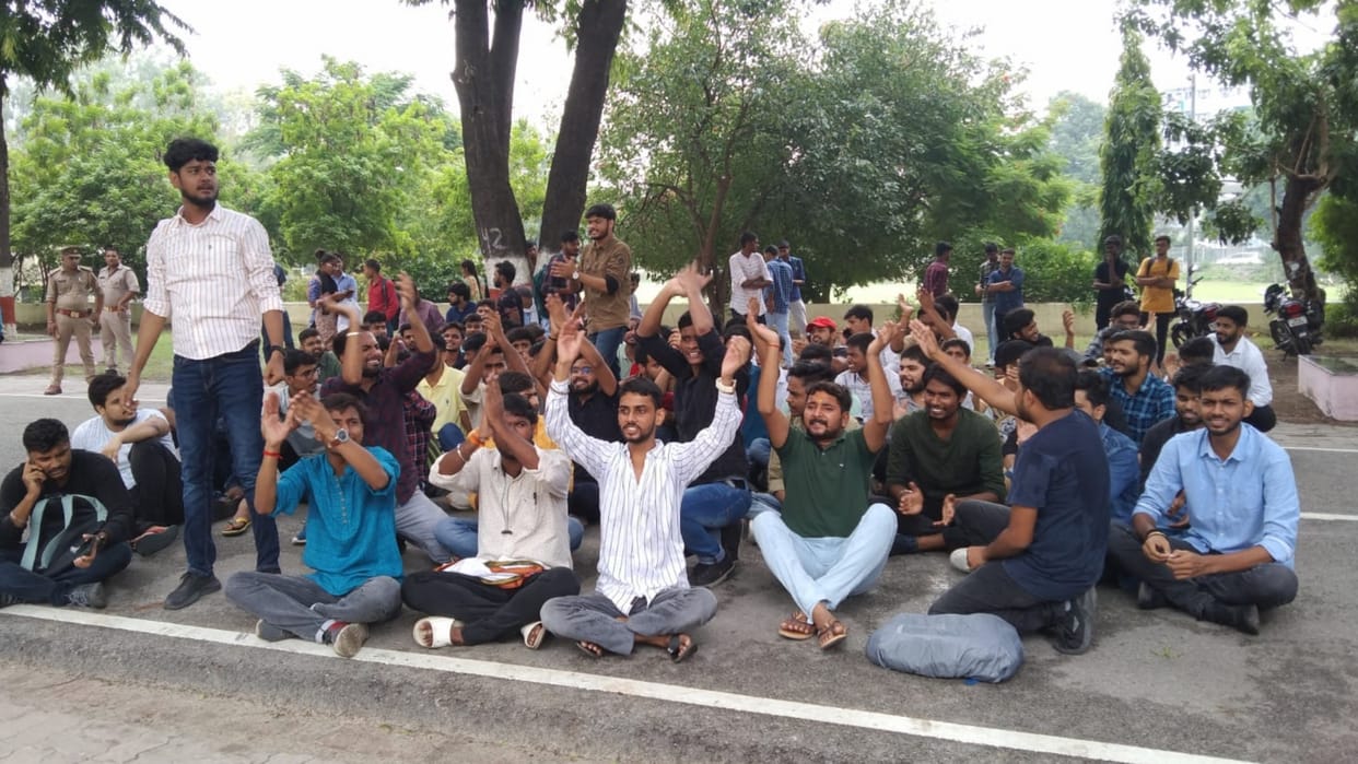 students protest for asking more money as fee in Lucknow University.