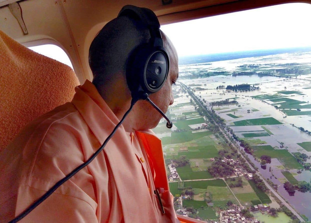 Kanwar Yatra: Chief Minister Yogi inspected four districts by helicopter, showered flowers in Meerut and Baghp