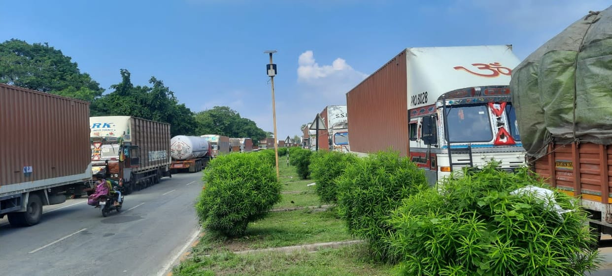 Truck drivers are not going through the changed route, waiting for the way to open