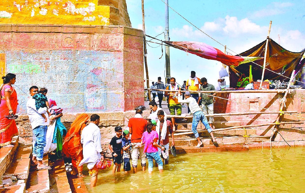 water level incresase Devotees go Vishwanath temple traditional route
