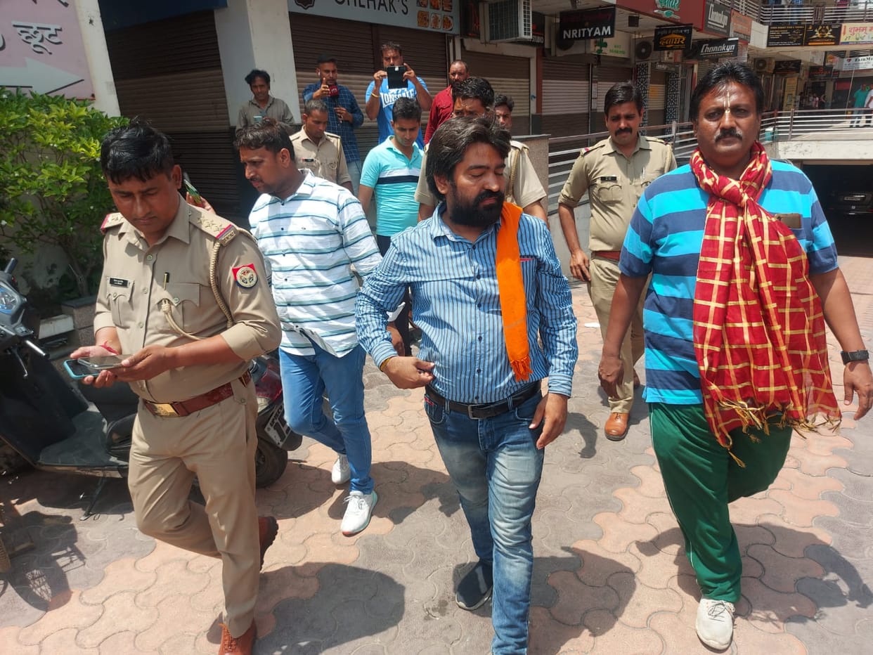 Meerut police secretly presented the youth in the court who offered Namaz in the complex
