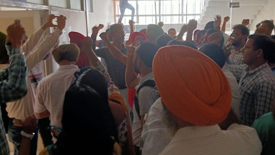 Protesting teachers entered DPI office in Mohali