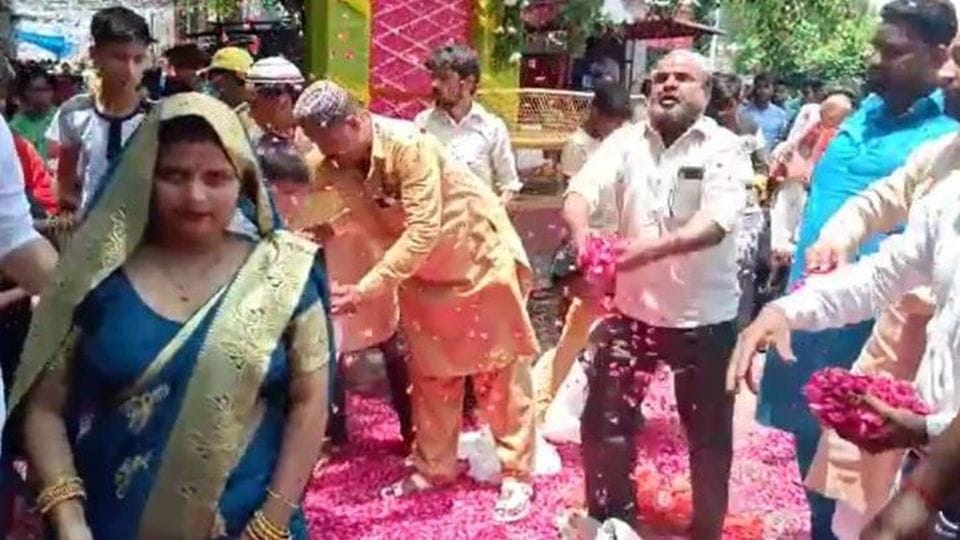 Muslims welcomed devotees by showering flowers in agra on sawan somwar