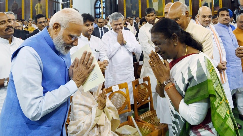 राष्ट्रपति मुर्मू का अभिवादन करते प्रधानमंत्री मोदी।