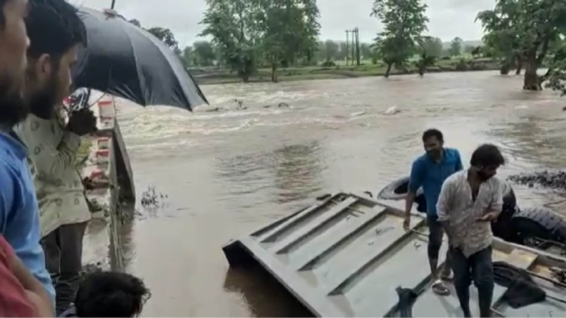 Heavy rain alert in 12 districts of Madhya Pradesh, Parvati river in spate, road broken in Samardha