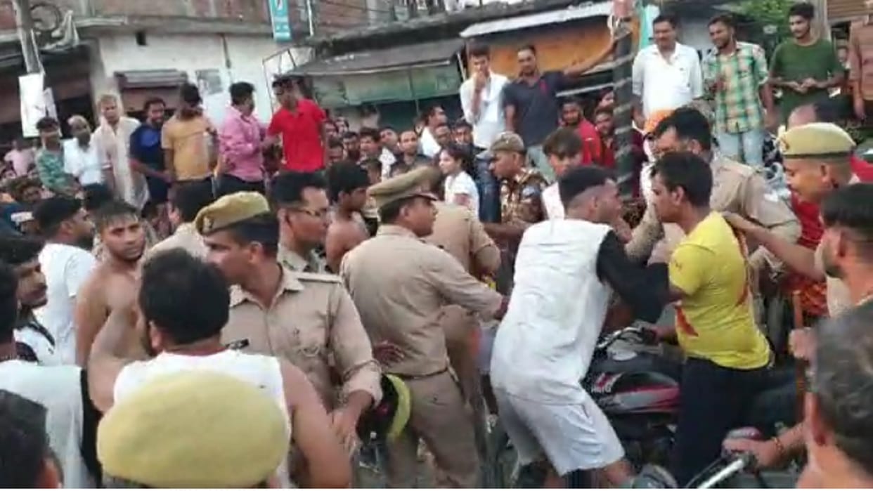 Fight between kanwariyas after being collision by two bikes in Shamli