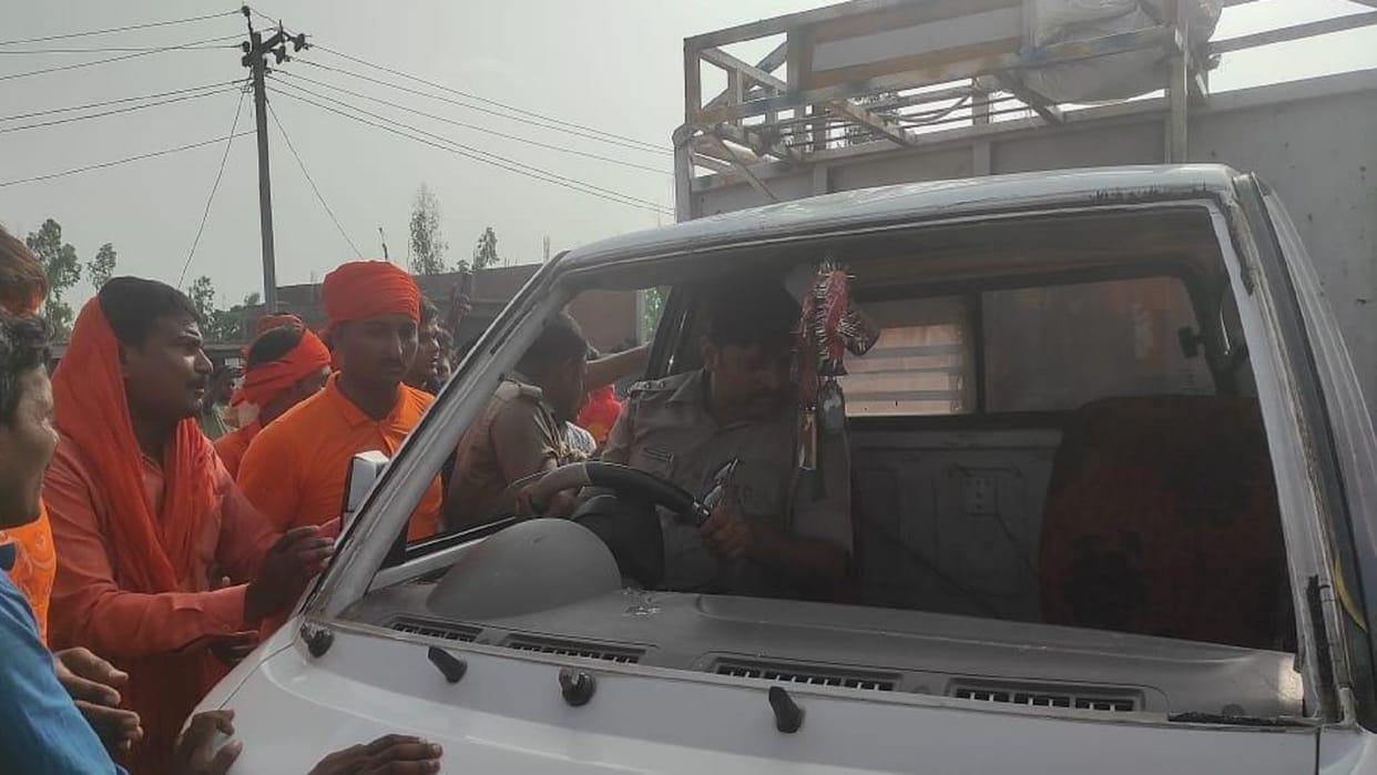 Basti Pick-up collided with Kanwadiya s bike, then there was a ruckus scuffle with police who arrived