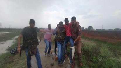 Attack on the police team went to catch killers of the customer service center operator in Mainpuri