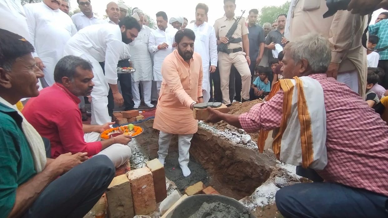 The MLA laid the foundation stone of the water house to be built in village Rangri Kheda