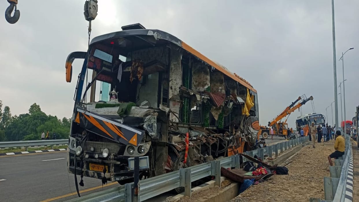 Double Decker Bus Accident on Purvanchal Expressway in Barabanki 8 People Died Latest News Updates in Hindi