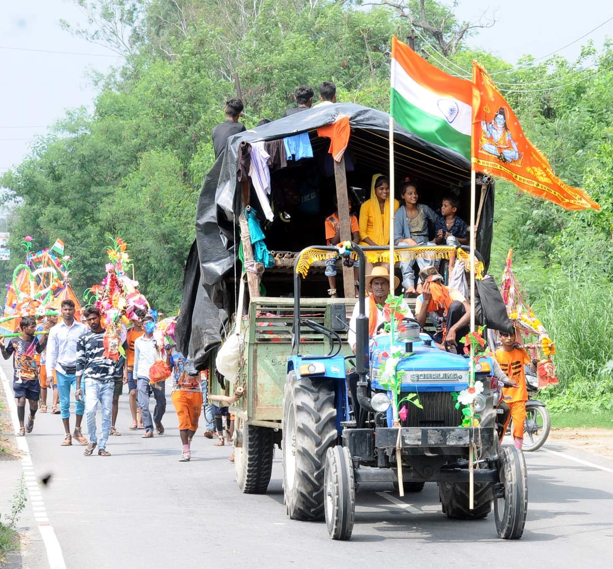 Kanwariyas started returning from Haridwar, chants of innocent resonated on the streets