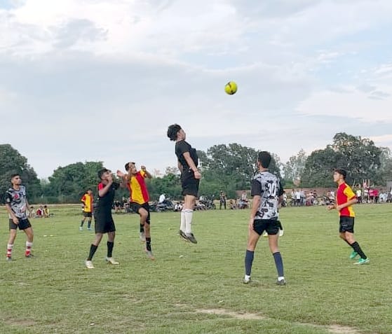 Rampur Tanda's team defeated Chandausi's team in football semi-final match