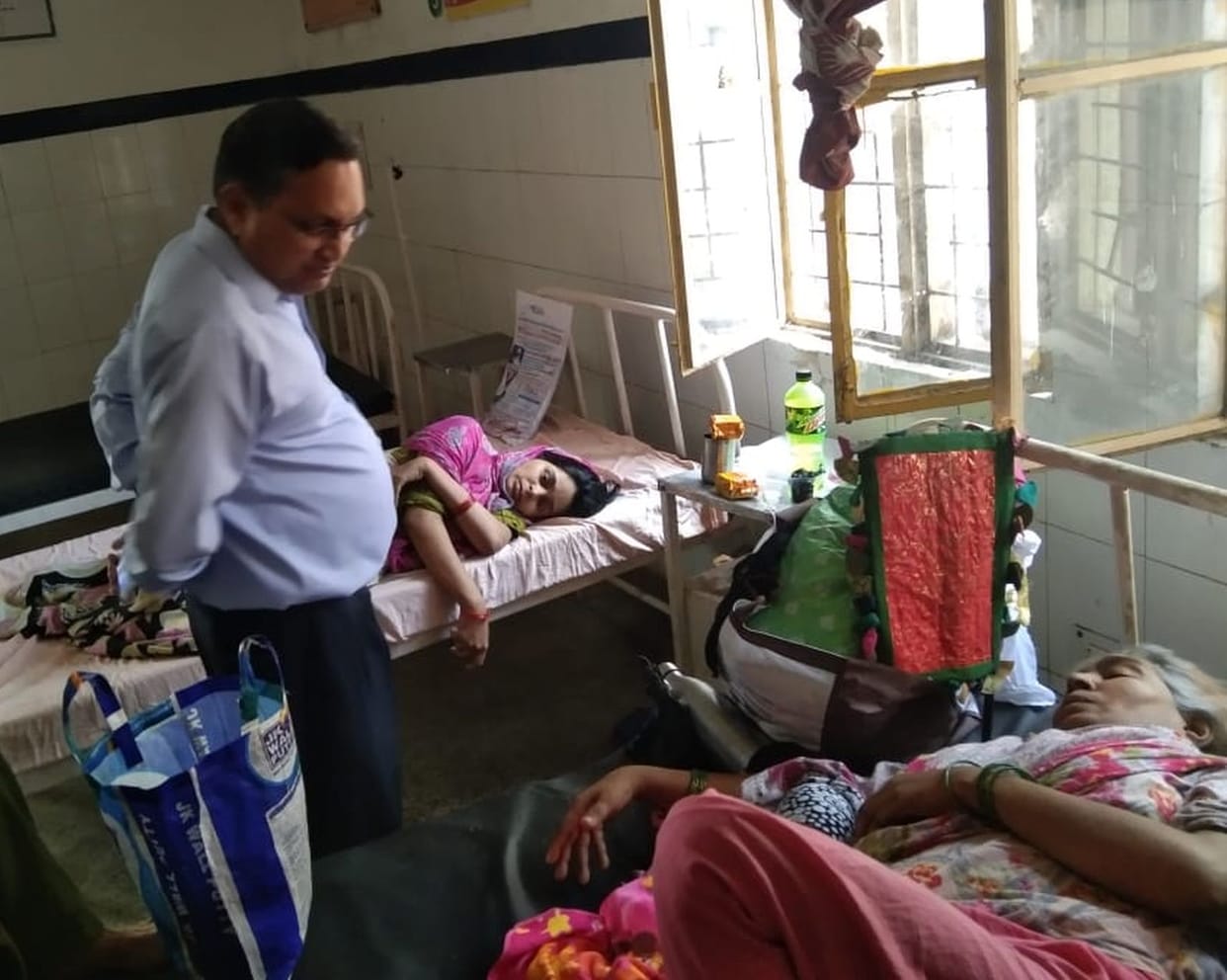 Farrukhabad: Health services in bad condition, maternity found on bed without sheets