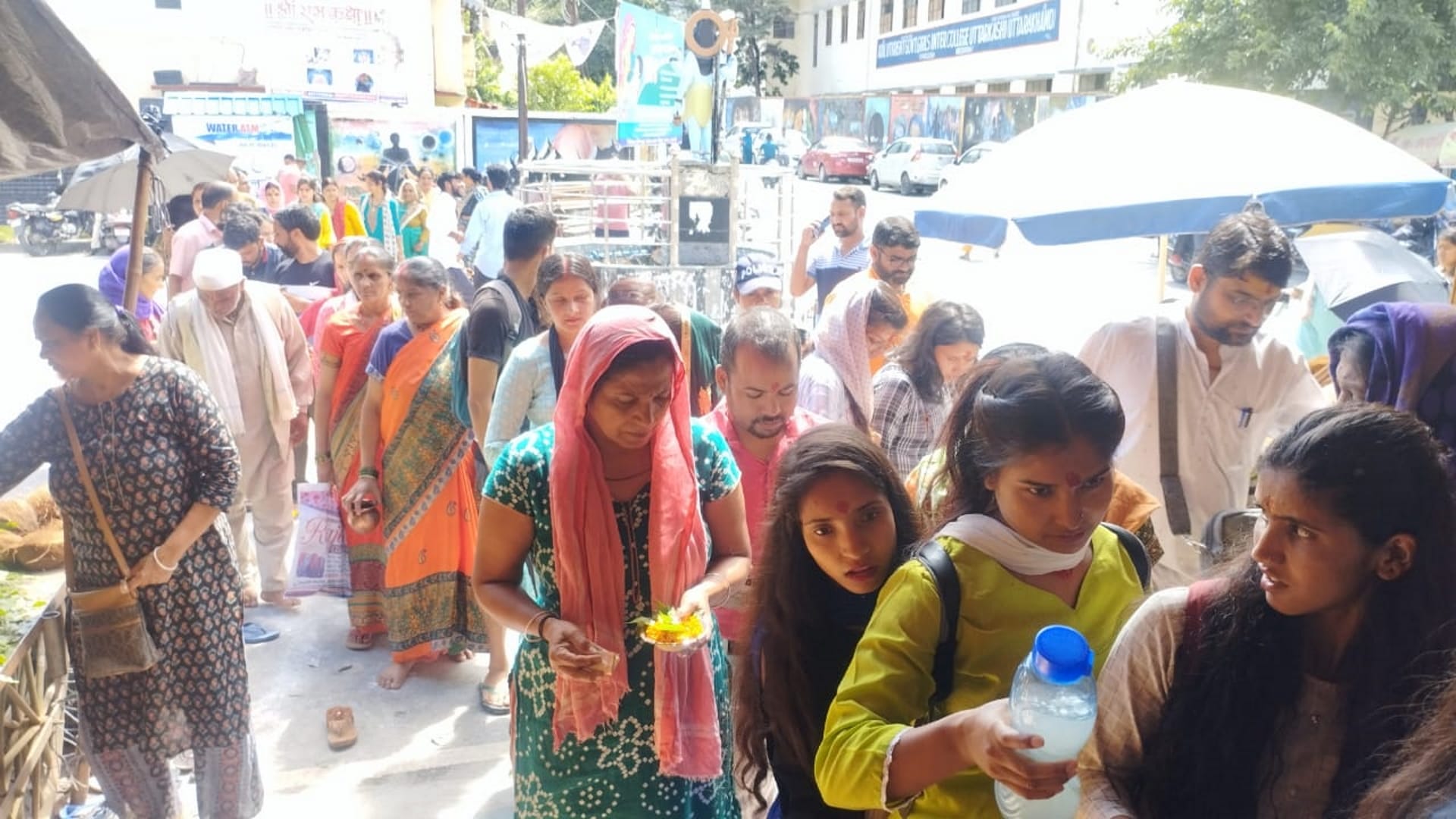 Sawan Somwar 2022 Shiva devotees arrived for Jalabhishek in pagodas See photos