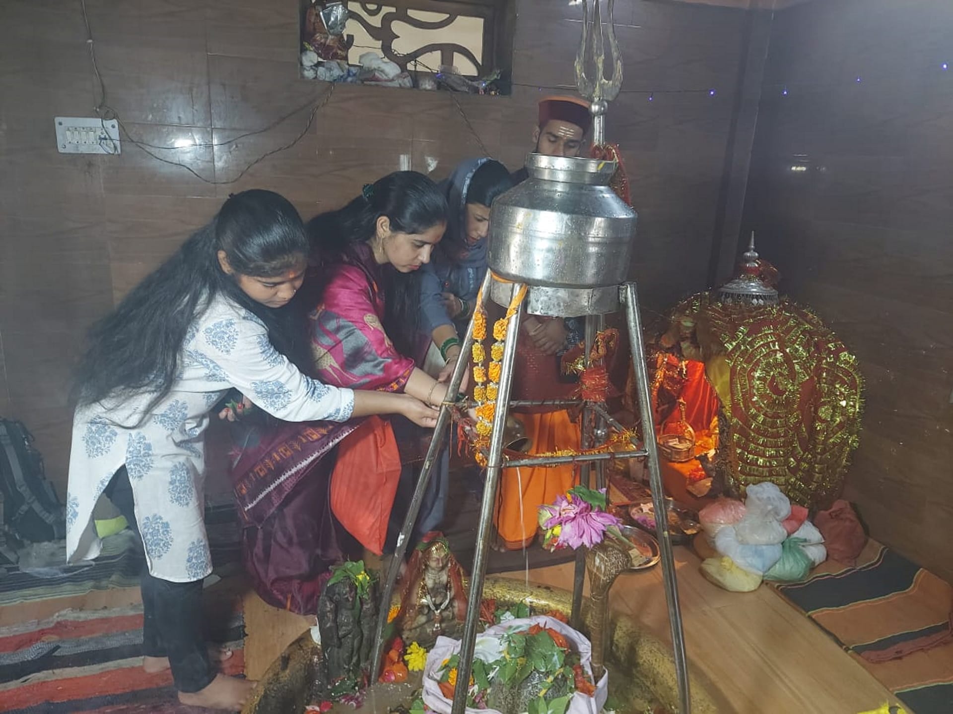 Sawan Somwar 2022 Shiva devotees arrived for Jalabhishek in pagodas See photos