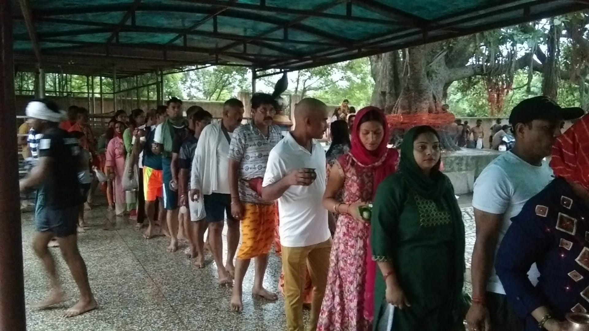 Sawan Somwar 2022 Shiva devotees arrived for Jalabhishek in pagodas See photos