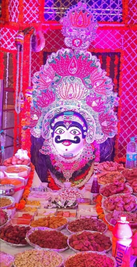 Mathura: Lord Bholenath in a wonderful make-up, crowd gathered
