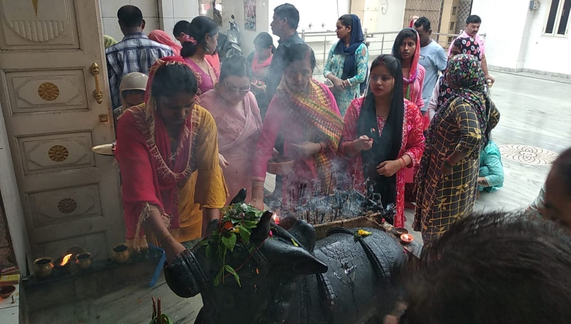 Sawan Somwar 2022 Shiva devotees arrived to temple in gorakhpur