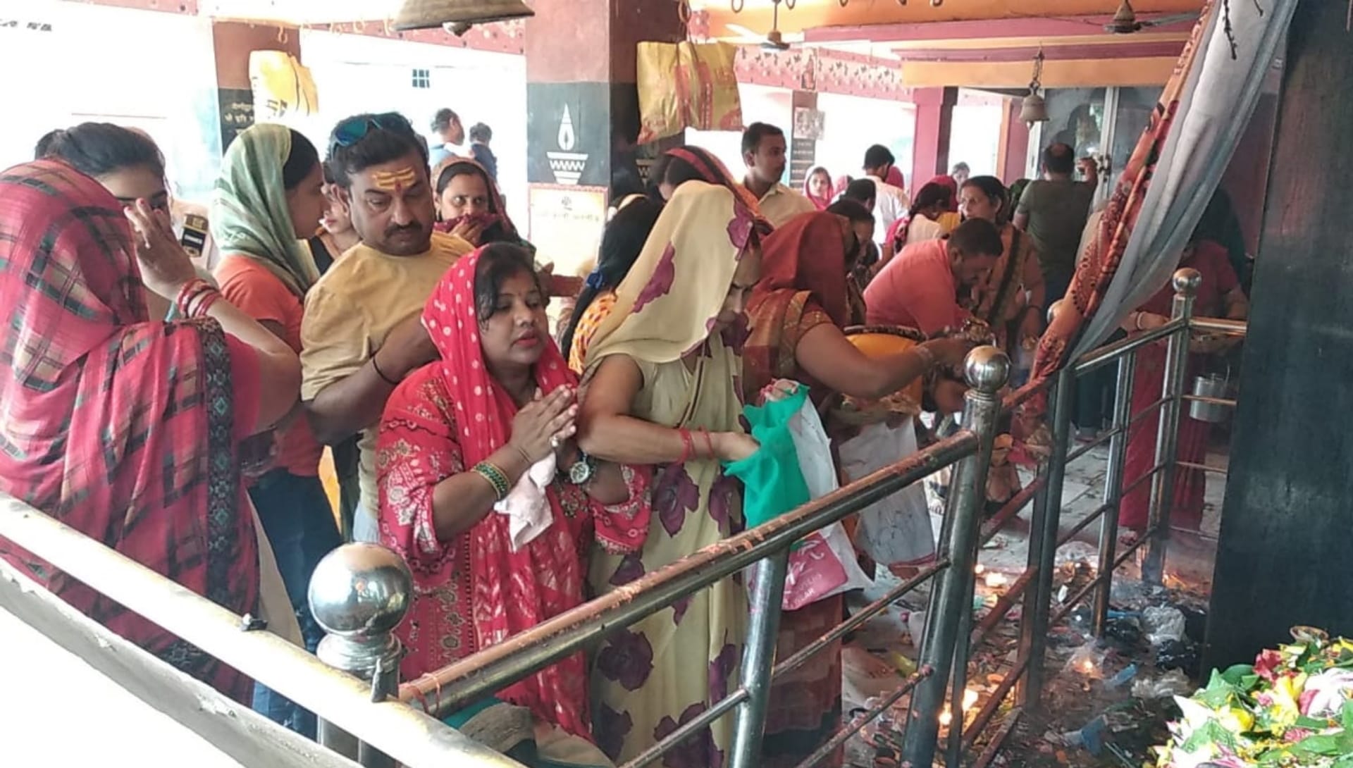 Sawan Somwar 2022 Shiva devotees arrived to temple in gorakhpur