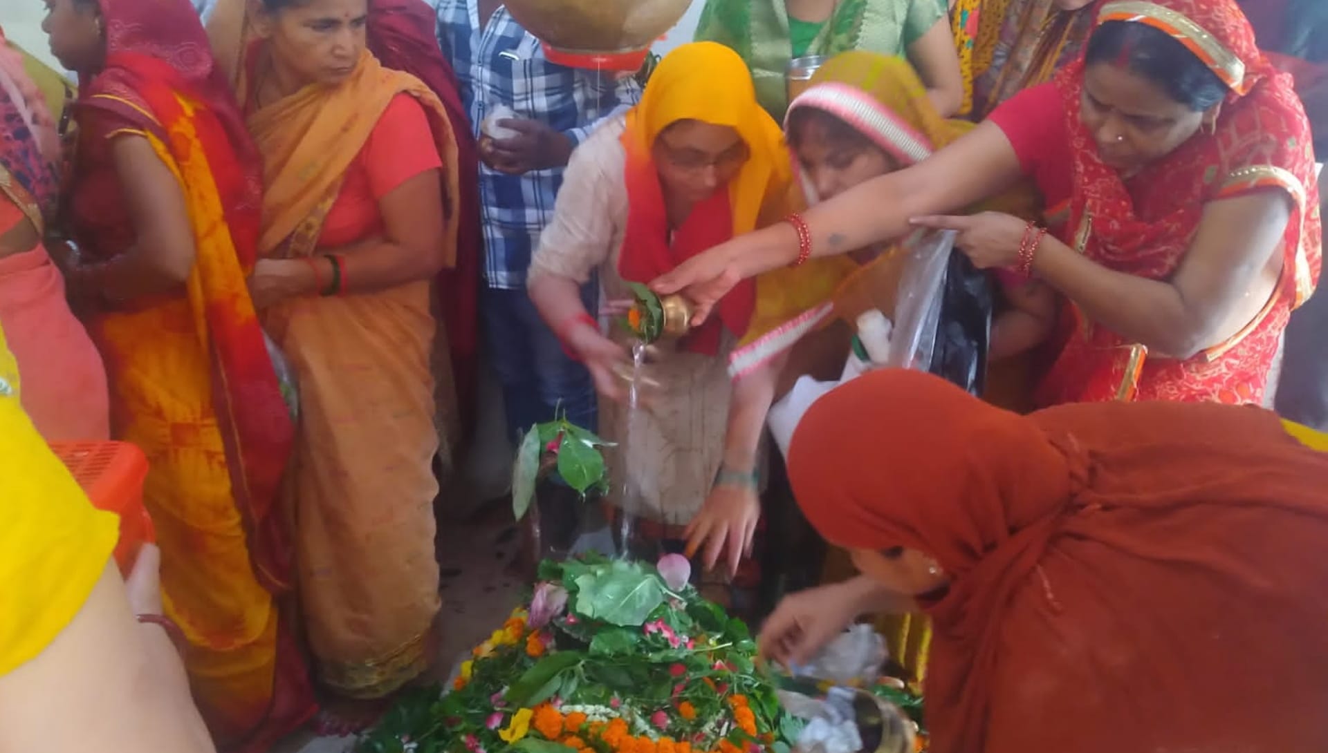 Sawan Somwar 2022 Shiva devotees arrived to temple in gorakhpur