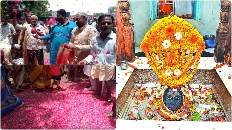 Muslims welcomed devotees by showering flowers in agra on sawan somwar