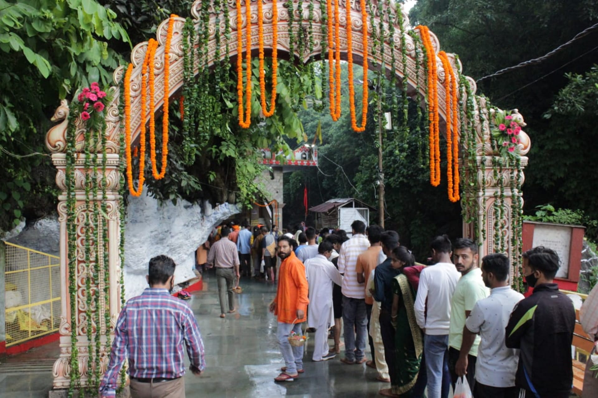 Sawan Somwar 2022 Shiva devotees arrived for Jalabhishek in pagodas See photos