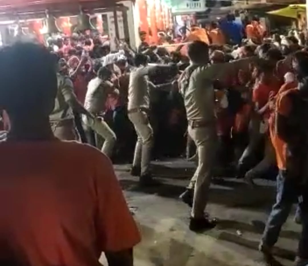UP News : Shyamnath temple case in Sitapur, instead of flowers, sticks rained on Kavandis