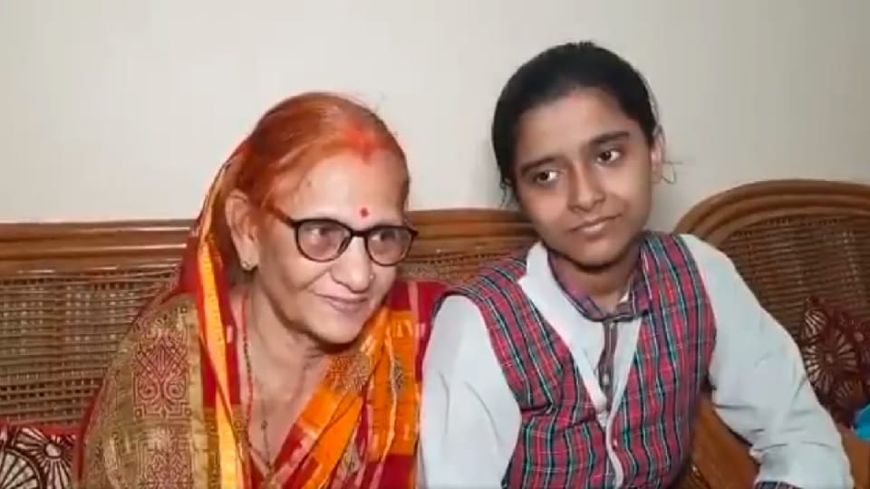 Success Story of Bihar Topper Sreeja Got 99.4 Percent in CBSE Class 10th Result 2022 Who Abandoned By Father